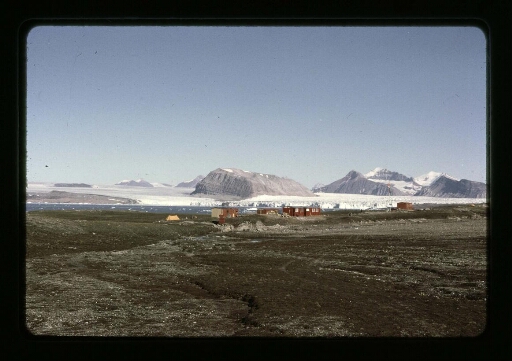 Vue sur la base Corbel près du glacier du Roi- mission CNRS 1965 - vue 1