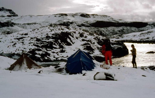 Armor le campement  hydrobio en hiver près du déversoir. F-X Oury et Dominique Lefevre (Vat microbio)