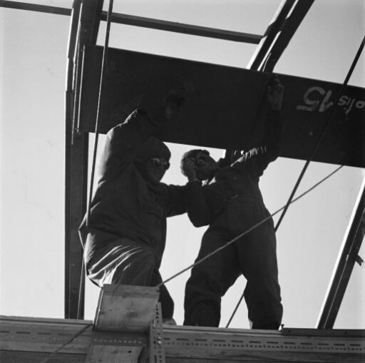 Deux hommes sur le chantier de construction du bâtiment principal qui habritera labos, séjour et chambres.