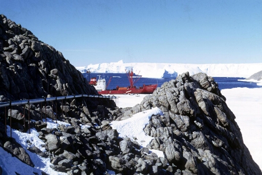 Vue prise des Pétrels :Thala Dan en cours du déchargement. En arrière-plan, le glacier de l'Astrolabe.