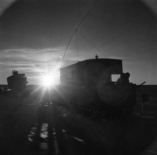 Les véhicules du raid en direction de la station Charcot sont stationnés. Lever ou coucher du soleil ?...