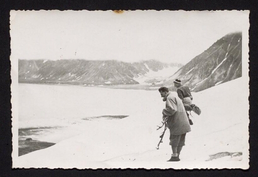Jean Corbel et un homme debout sur la neig sur la côte du Spitzberg