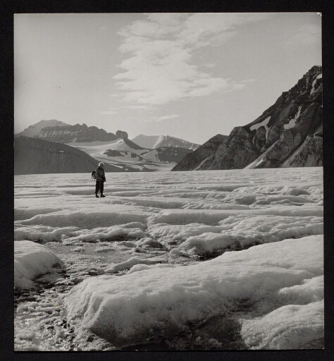Un homme qui marche sur de la glace au Spitzberg