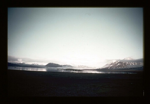 Kongsfjord - iceberg sur la plage - mission CNRS 1963 - vue 3