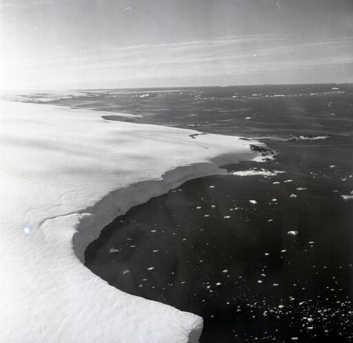 La falaise de glace du continent au niveau du nunatak du Bon Docteur. Mer libre.