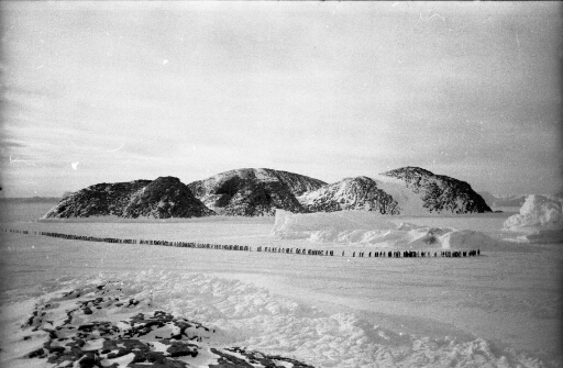 Au début de l'hiver, la banquise est formée, la très longue procession des empereurs arrivant pour s'installer dans l'archipel.