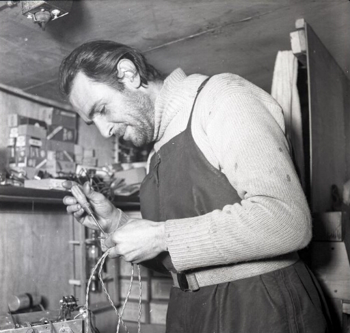 L'opérateur radio René Gros dans ses activités de maintenance