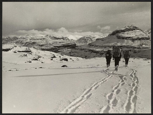 Trois hommes marchent dans la neige à Rallier du Baty