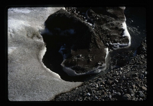 Vue sur un sol rocailleux et neige- mission CNRS 1966