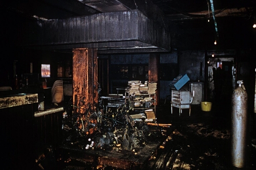 Le bâtiment séjour ravagé par un incendie le 23.07.1973. Remise en état par les hivernants : le "jardin d'hiver, la salle à manger et, au fond, le sas d'entrée.