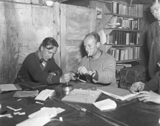 Préparation du courrier : Michel Barré et Jacques Dubois oblitèrent les lettres. René Dova observateur.