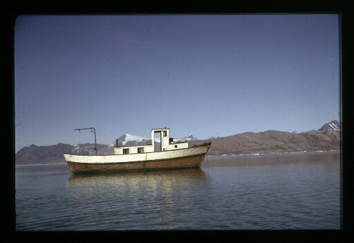 Un bateau dans le fjord- mission CNRS 1963