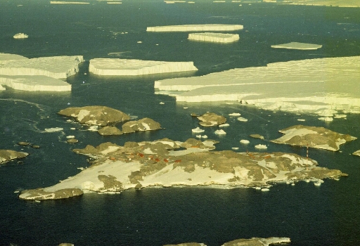 Survol de l'île des Pétrels et des îles de l'est en direction des icebergs détachés de l'Astrolabe.
