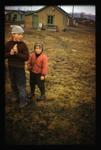 Ny-Ålesund - groupe d'enfants - mission CNRS 1963 _ vue 2