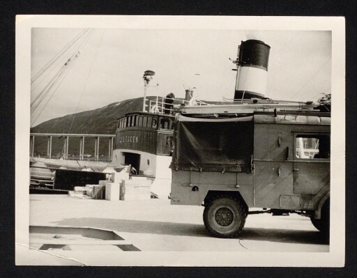 Embarquement du matériel à Tromsø,  le camion près du navire le Lyngen - mission CNRS 1963, vue 2