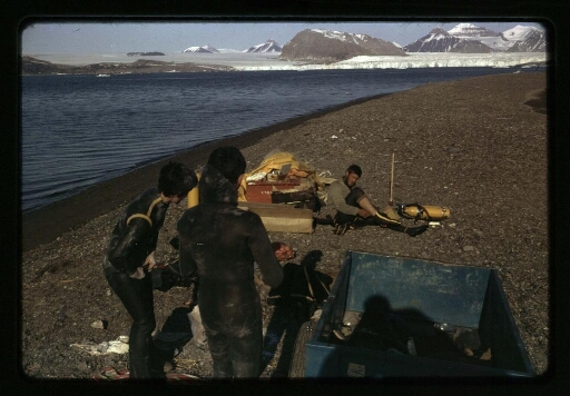 Préparation des plongeurs devant le front du glacier - mission CNRS 1964
