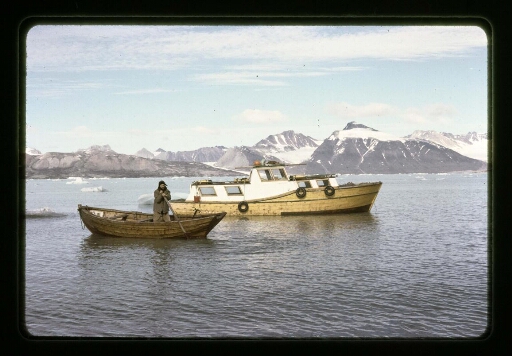 Le navire Kongsbre et la barque dans le fjord - mission CNRS 1965