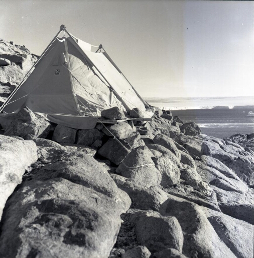 Une tente Jamet plantée sur la côte ouest de l'île servant d'hébergement d'appoint pendant la campagne d'été.