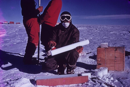 A Dôme C, forage glaciologique du raid IAGP 2 : le glaciologue Claude Girard prépare une carotte de glace pour sa conservation dans l'attente d'être acheminée au laboratoire de Grenoble.