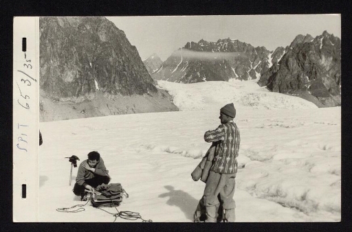 Charles Pierre Péguy et deux autres personnes sur un glacier au Spitzberg - mission CNRS 1965