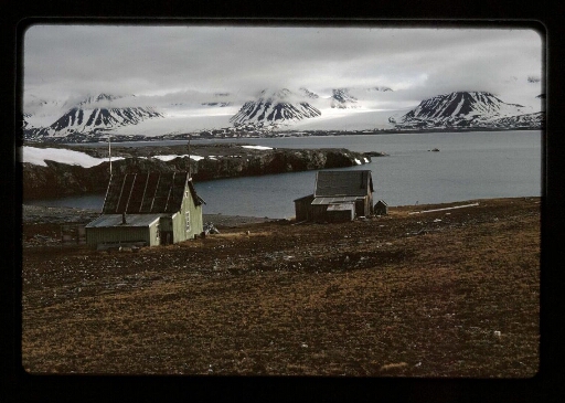 Des cabanes en bois au fond d'un fjord - mission CNRS 1966 - vue 2