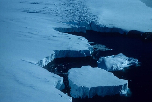 Survol du front du glacier de l'Astrolabe. Petit iceberg récemment détaché du glacier.