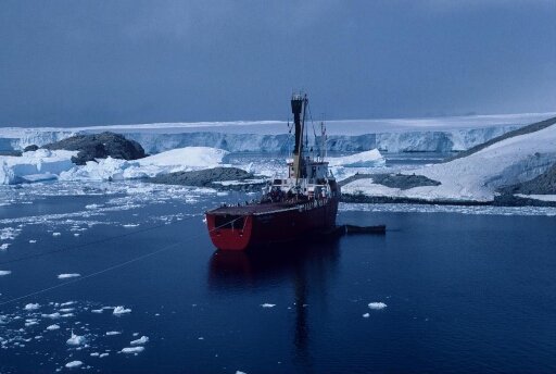 Le Polarbjorn amarré aux îles des Pétrels et Jean Rostand. A l'arrière plan, l'Astrolabe.