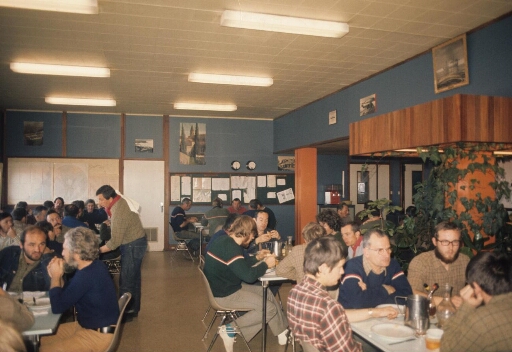 La salle à manger du bâtiment séjour (Bt n°31). Pendant la campagne d'été 1973 sont réunis à table : l'équipe été 1973 et les hivernants 1972 et 73.