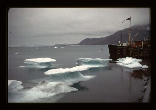 Vue de petits morceaux de glace sur l'eau près d'un navire sur la côte du Spitzberg - mission CNRS 1965